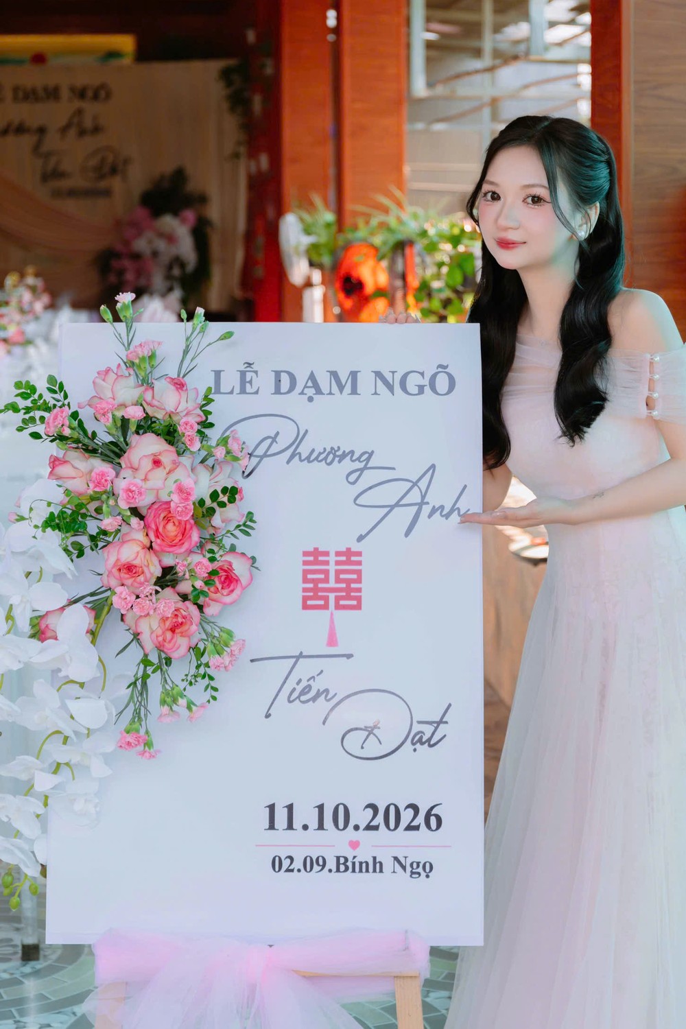 Phương Anh bên bảng Lễ Dạm Ngõ